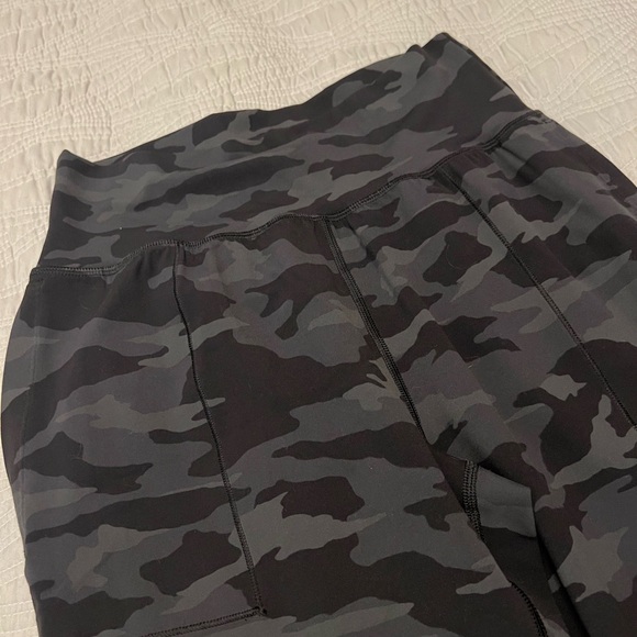 ATHLETA CAMUFLAJE LEGGINGS. Size Small - Picture 2 of 8